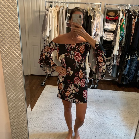 Ariella Dresses & Skirts - 🔥 Deal🔥Floral off the shoulder dress
